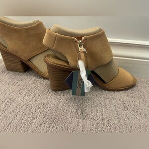 Women Tom’s size 8